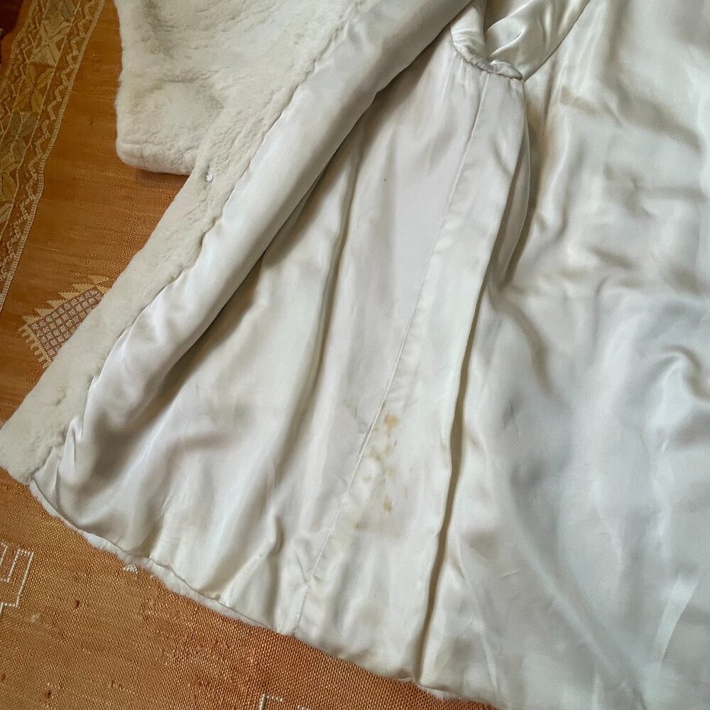 Vintage White Fur Hooded Coat – Oversized Short Sleeve Plush Winter Jacket L-XL - Picture 4 of 8